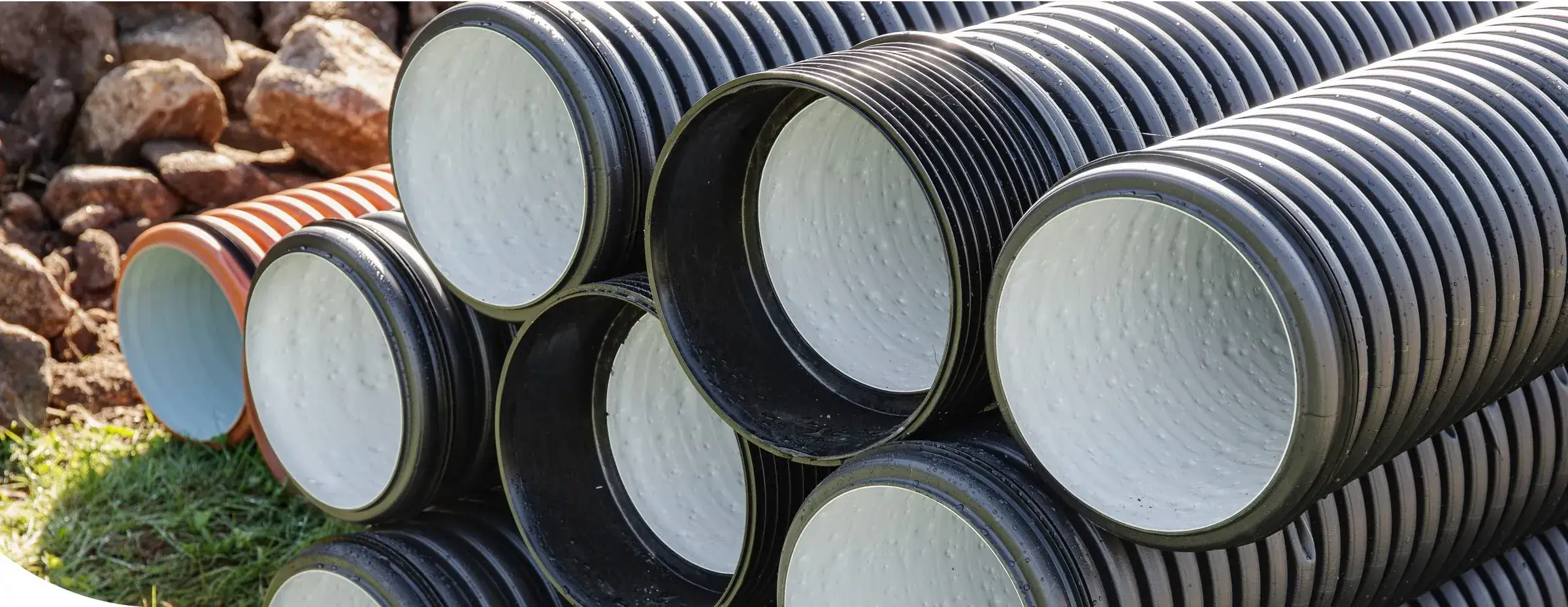 Tuyaux de drainage annelés empilés