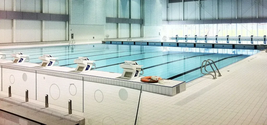 Piscine intérieure avec plots de départ