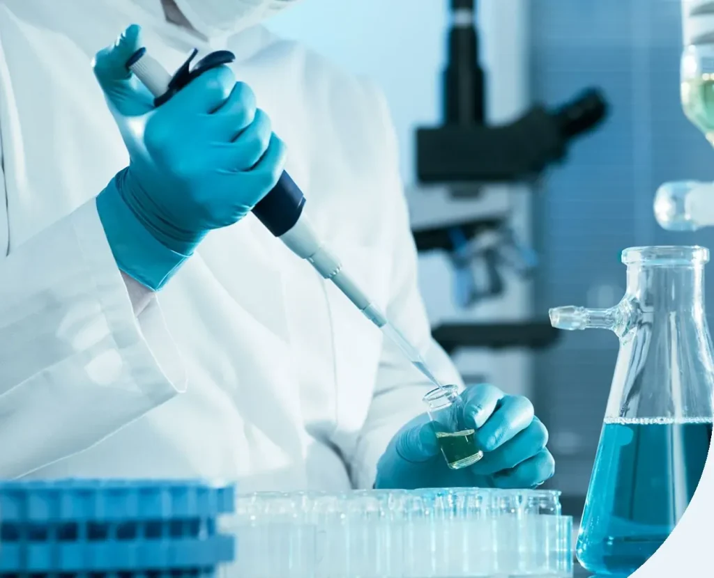 Technicienne de laboratoire pipetant un échantillon